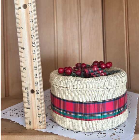 Hand woven Straw Basket with Lid & Red Plaid Ribbon Small Gift Holiday Decor - Picture 4 of 5